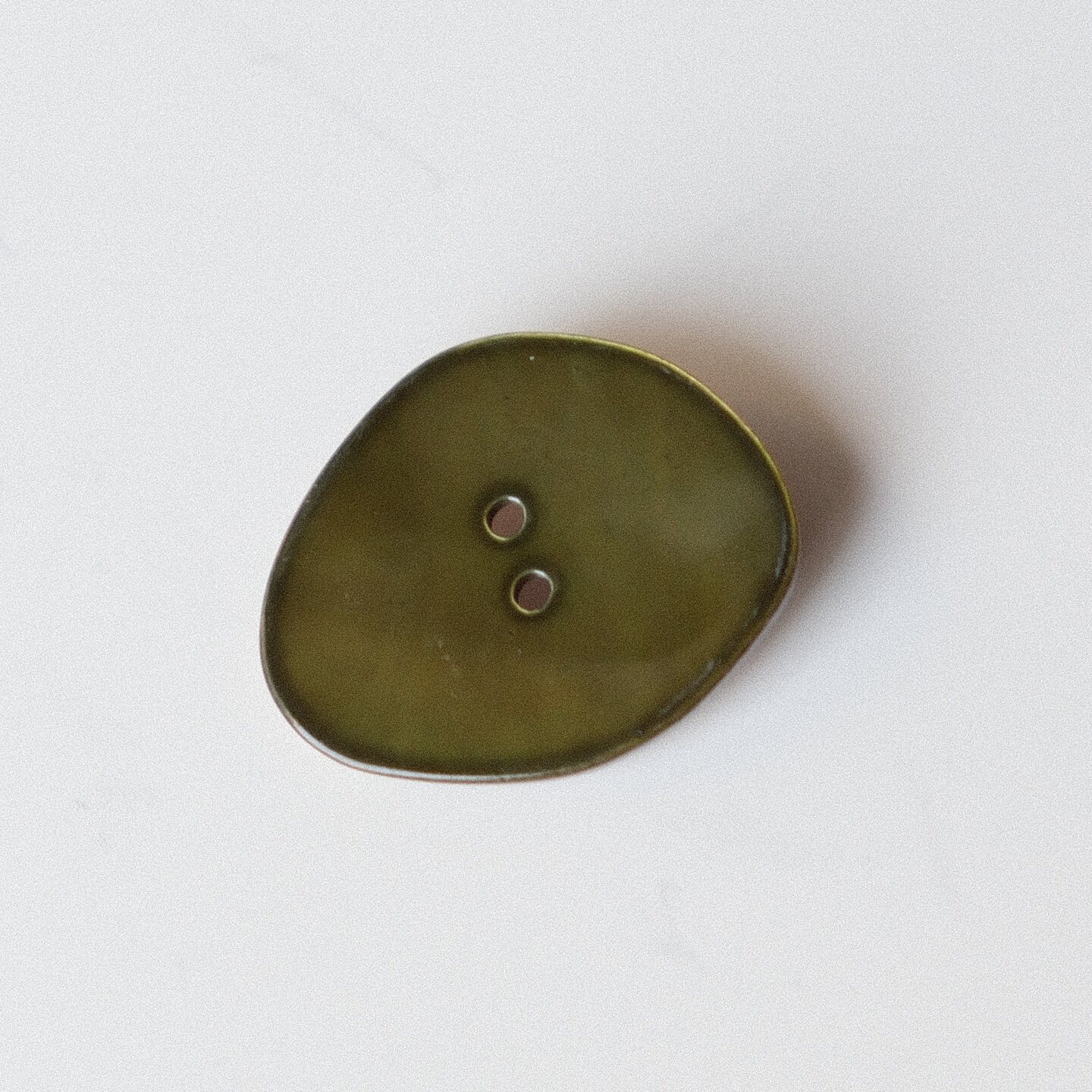 30mmx24mm一颗价格英国Textile Garden不规则光亮茶绿色贝壳纽扣