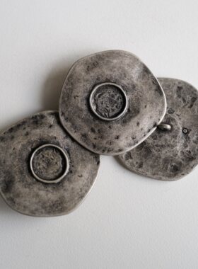 约45mm1颗价英国Textile Garden中心圆环凸纹大号旧银色ABS纽扣