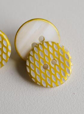 18mm1颗价英国Textile Garden金属感光泽黄色网纹河贝纽扣