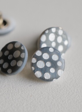 12mm一颗价格英国Textile Garden冷灰色底白色镭射波点贝壳纽扣