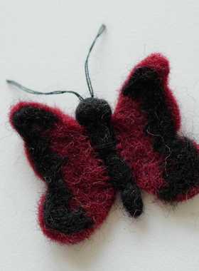 约42mm宽38mm高一个价德国JIM深红色蝴蝶黑色线条描边羊毛毡布贴