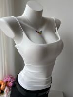 A seductive and sexy girl with a slender shoulder strap, a chest pad, a halter top to cover the accessory, a waistcoat, a cinched waist, a backless top, and an inner and outer top thumbnail 3