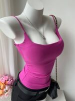 A seductive and sexy girl with a slender shoulder strap, a chest pad, a halter top to cover the accessory, a waistcoat, a cinched waist, a backless top, and an inner and outer top thumbnail 7