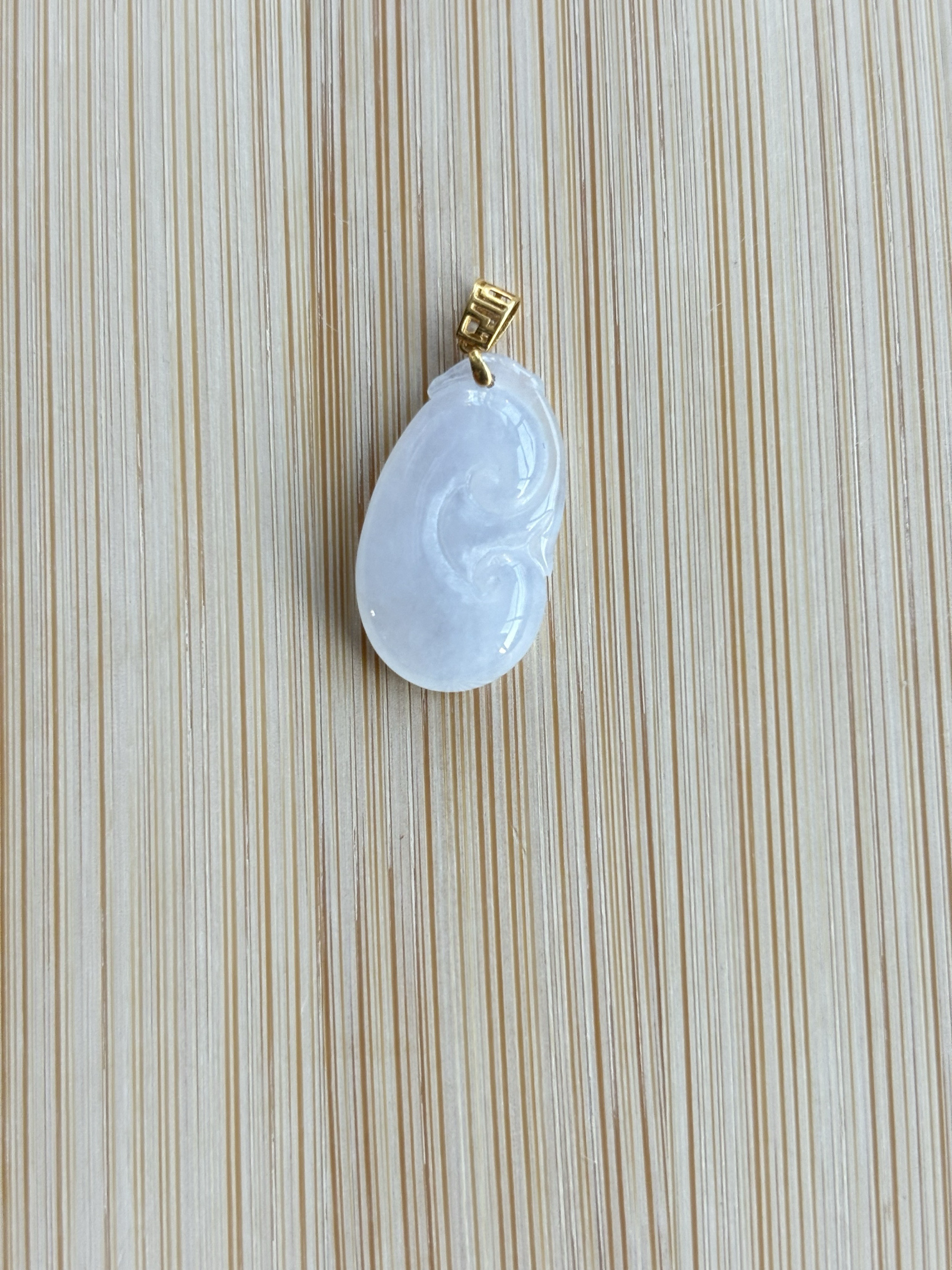 18K金扣头糯冰白如意吊坠