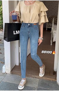 2023春夏款千子88100时尚浅蓝色破洞水洗显瘦铅笔裤高腰女牛仔裤