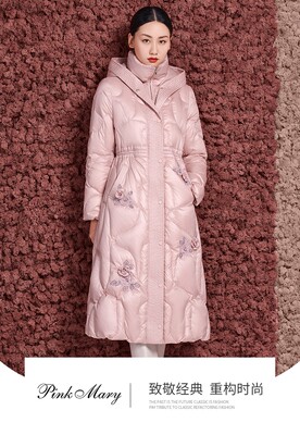 粉红玛琍冬长款白鹅绒羽绒服标齐