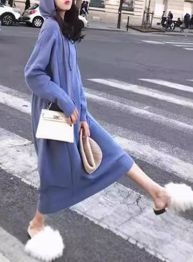 秋冬2024新款宽松蓝色连帽显高洋气针织慵懒连衣裙复古毛衣长裙