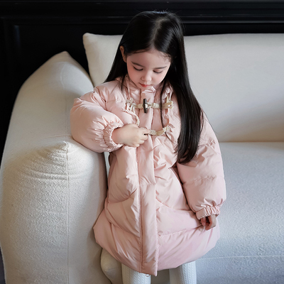 女宝宝牛角扣羽绒服中长2025冬季新款洋气女童红色新年装保暖外套
