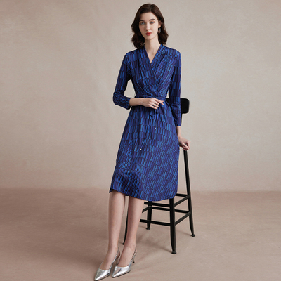 沐兰法式设计感印花连衣裙2025年冬新款轻奢系带修身A字裙中长款