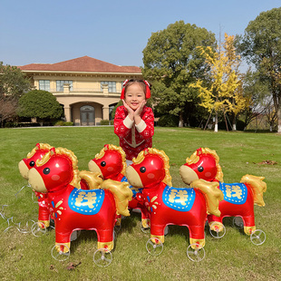 新年元旦马年铝膜带轮走路气球活动小礼品儿童卡通摆地摊玩具批发