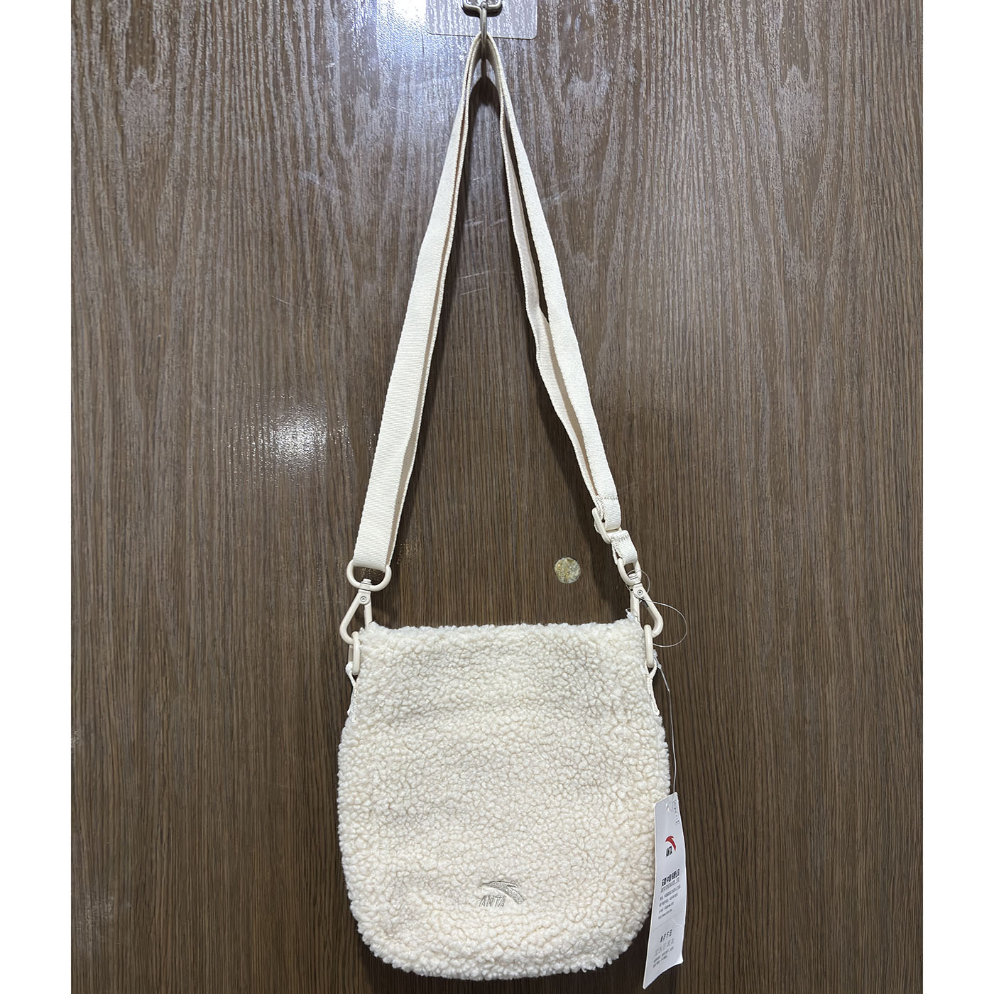 安踏女款运动包羊羔绒小挎包