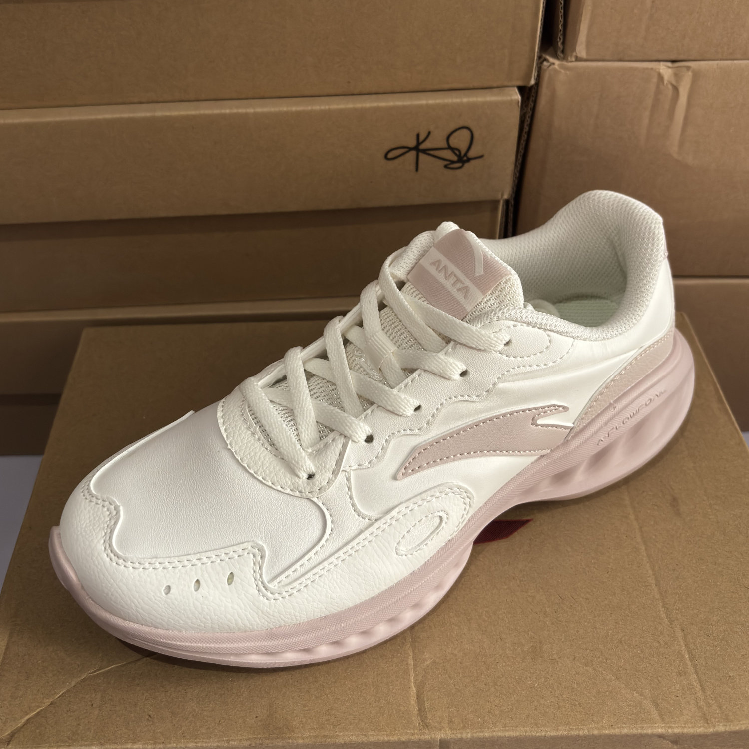 安踏正品秋冬轻盈缓震回弹低帮皮面防水女运动跑步鞋922445571