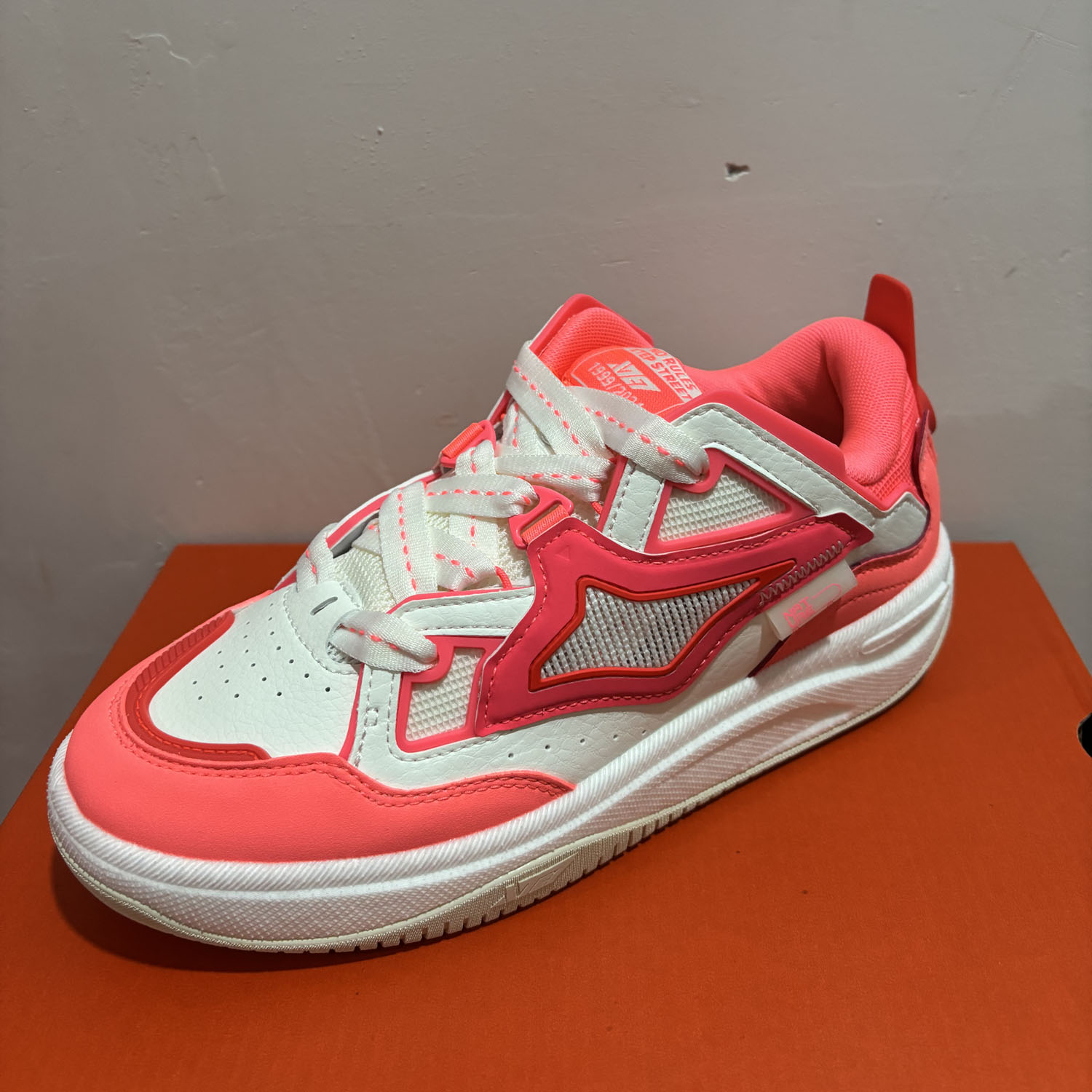 特步正品夏休闲活力滑板女运动鞋