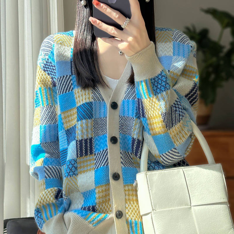 100纯羊毛开衫女V领拼色格子宽松