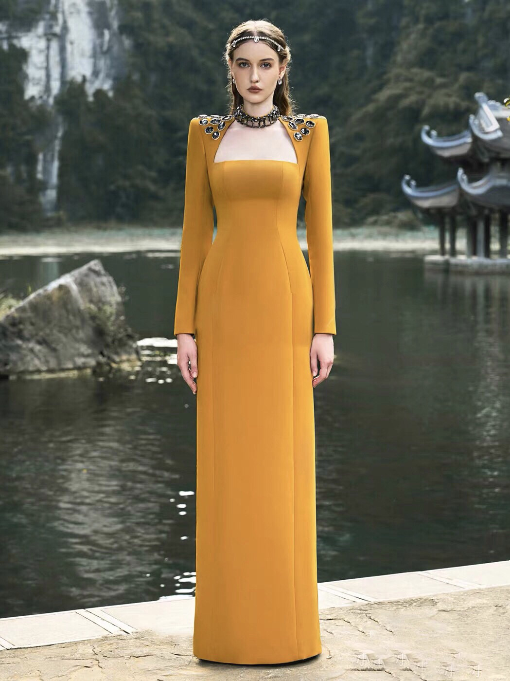 重工镶钻长袖宴会礼服裙越南小众设计师轻奢气质黄色高腰连衣裙