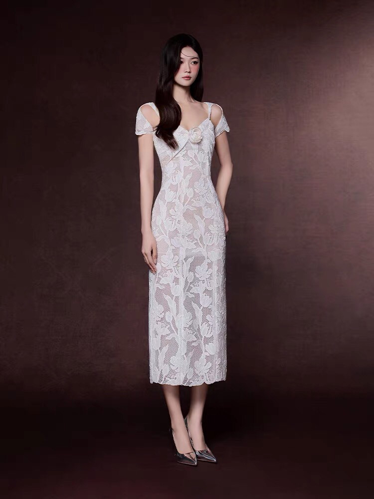 越南小众设计师法式优雅蕾丝小礼服长裙女修身显瘦露肩白色连衣裙