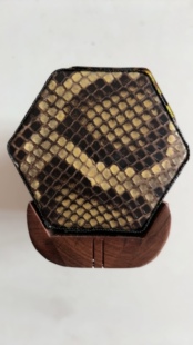 黑酸枝越胡桶 越剧越胡琴桶 已蒙皮 小麟格蟒蛇皮 带底座 扁孔