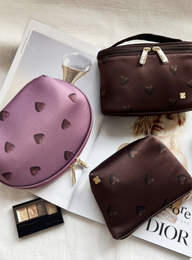 petit trouver 时尚心形印花化妆包 旅行便携小收纳包 纸巾包