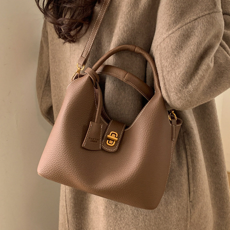高级感复古小包包女 2026新时尚百搭斜挎包精致超火手提包水桶包N