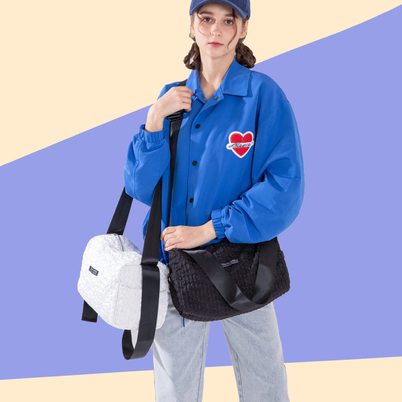 皱褶包女2025春季新款白色包包 大容量骑行枕头包轻运动斜挎包包C