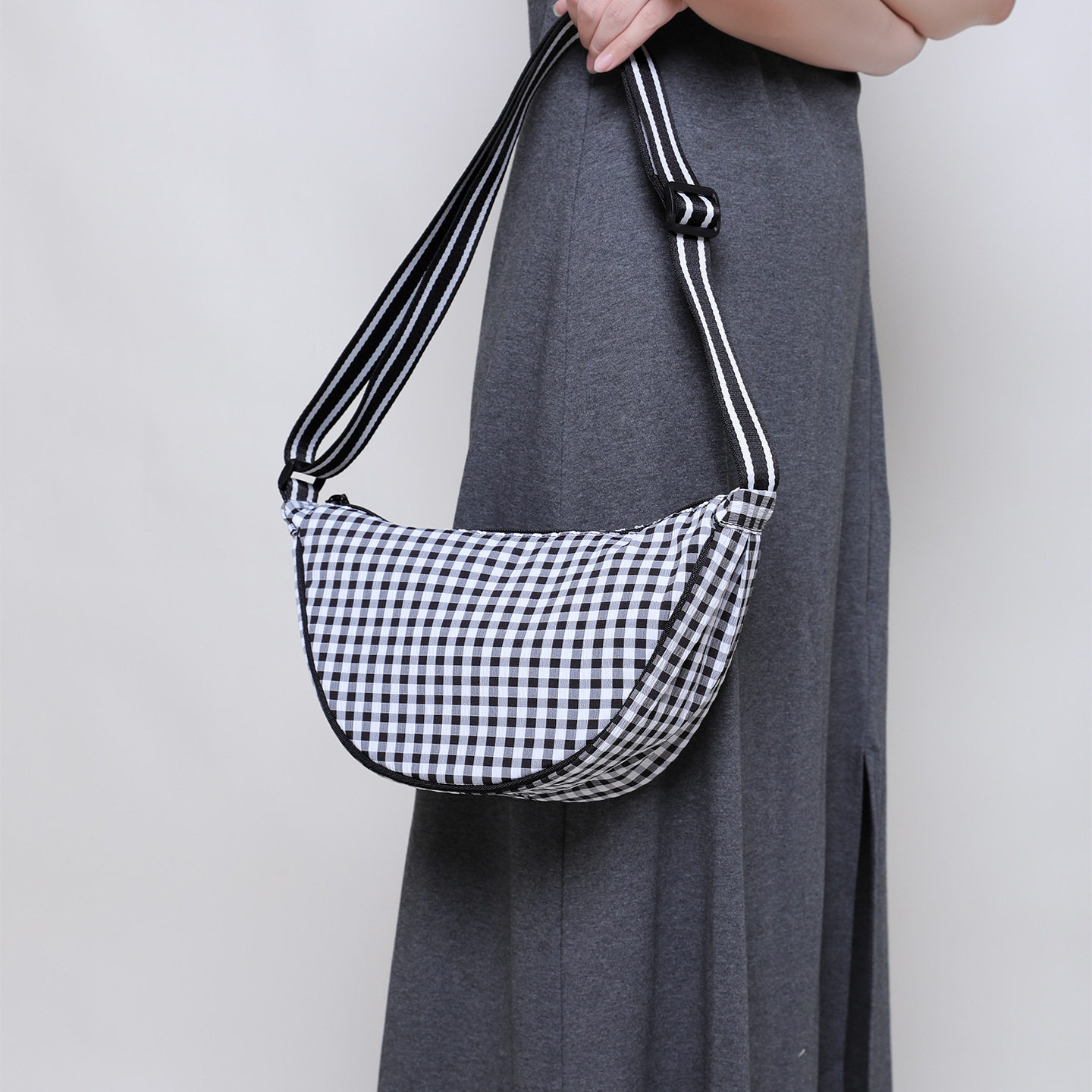 格子包包斜挎包女小包2025新款格纹帆布包ins韩系休闲月牙饺子包C