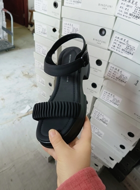 冰芙尼2025新款夏季女鞋褶皱粗跟一字带休闲运动凉鞋58111黑