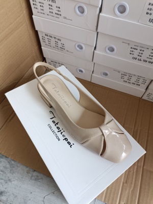 她后镂空凉鞋简单大气颜色方根杏色88036