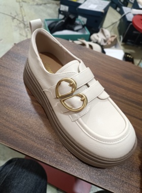 冰芙尼2025春季新款女鞋休闲软皮平底舒适搭扣单鞋68826米色