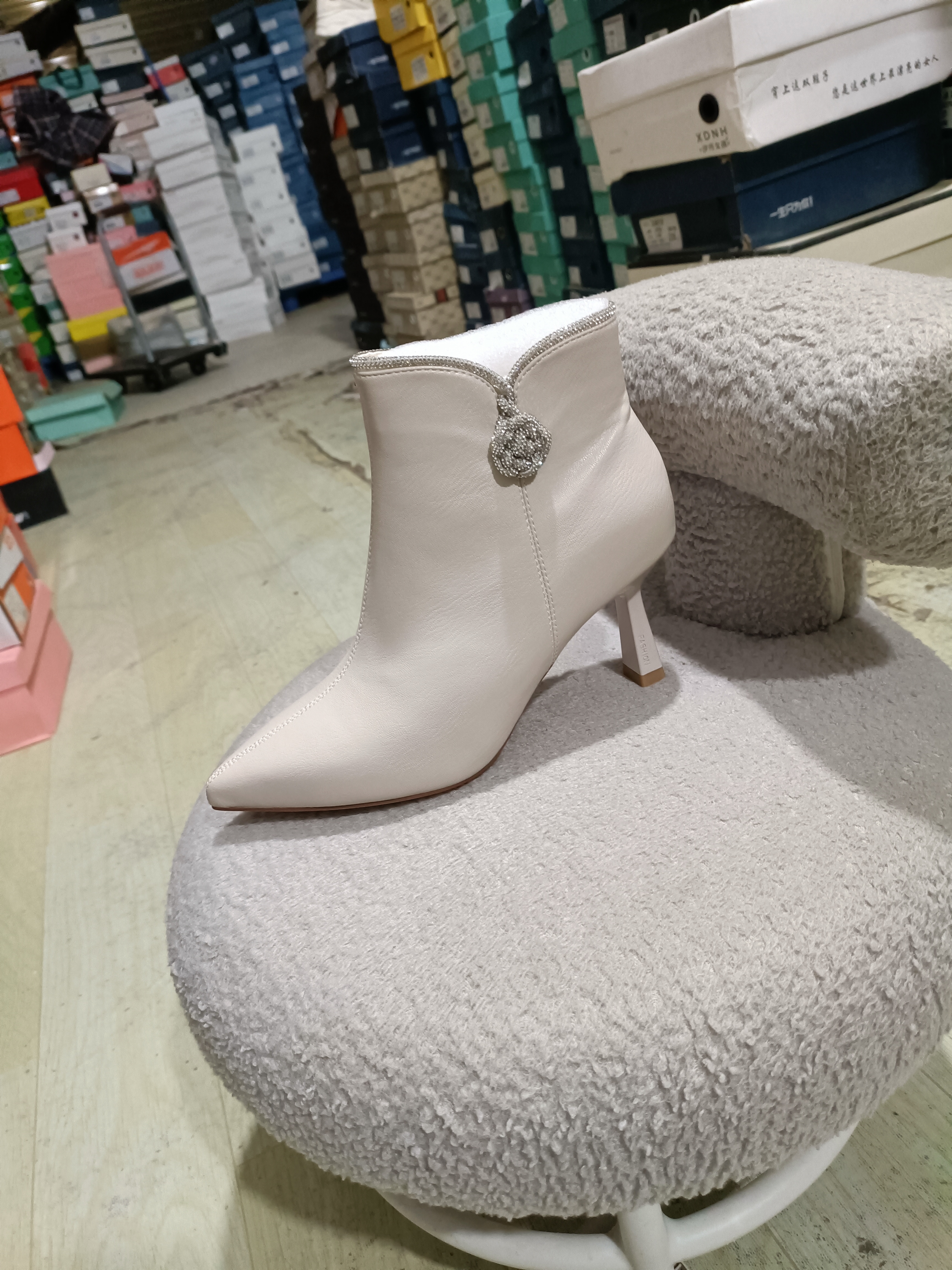 2025秋款新款女鞋短靴舒适百搭女鞋酒杯跟时装靴棉靴1805米白