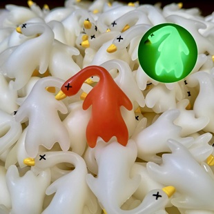 可爱照太阳光紫外线变色夜光创意烤鸭卡通秋千鸭烧鹅装饰挂件摆件