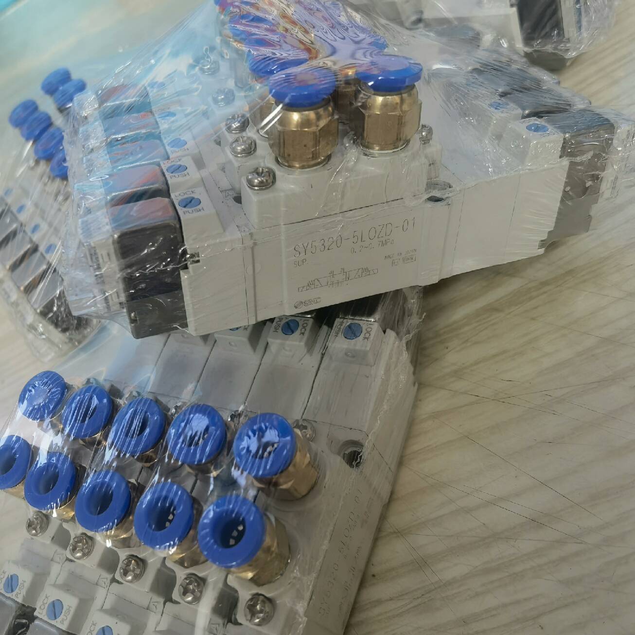 SMC电磁阀SY5320-5LOZD-01  SY5320-议价 维修！！！