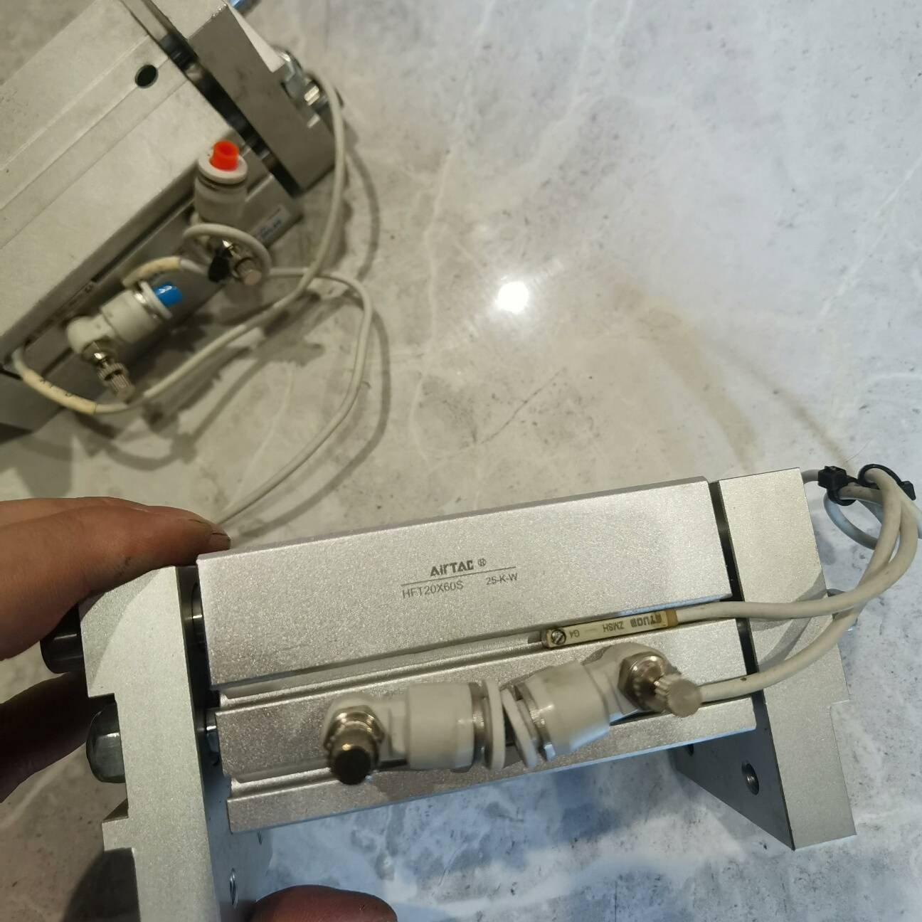 台湾亚德客扩型手指气缸议价 维修！！！