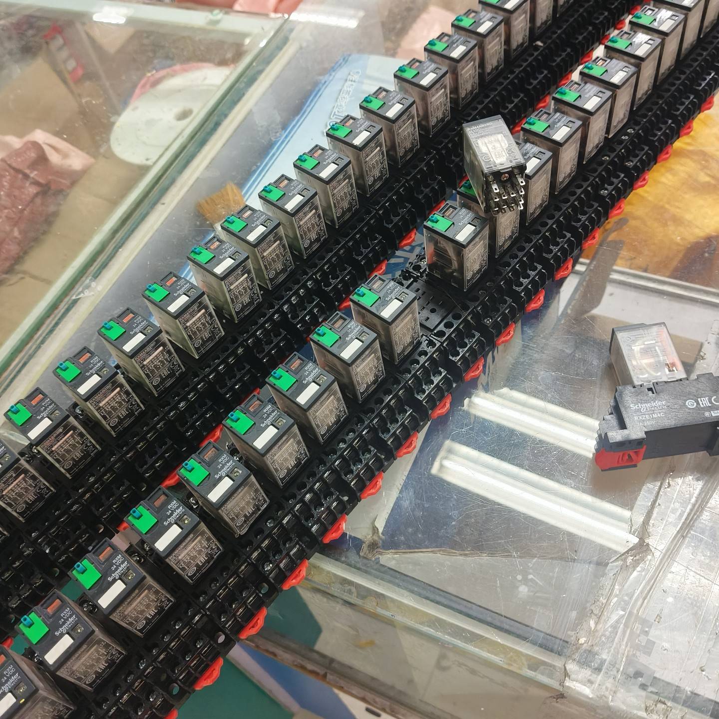 RXM4AB2BD+底座RXZE1M4C有100套,议价 维修!!!