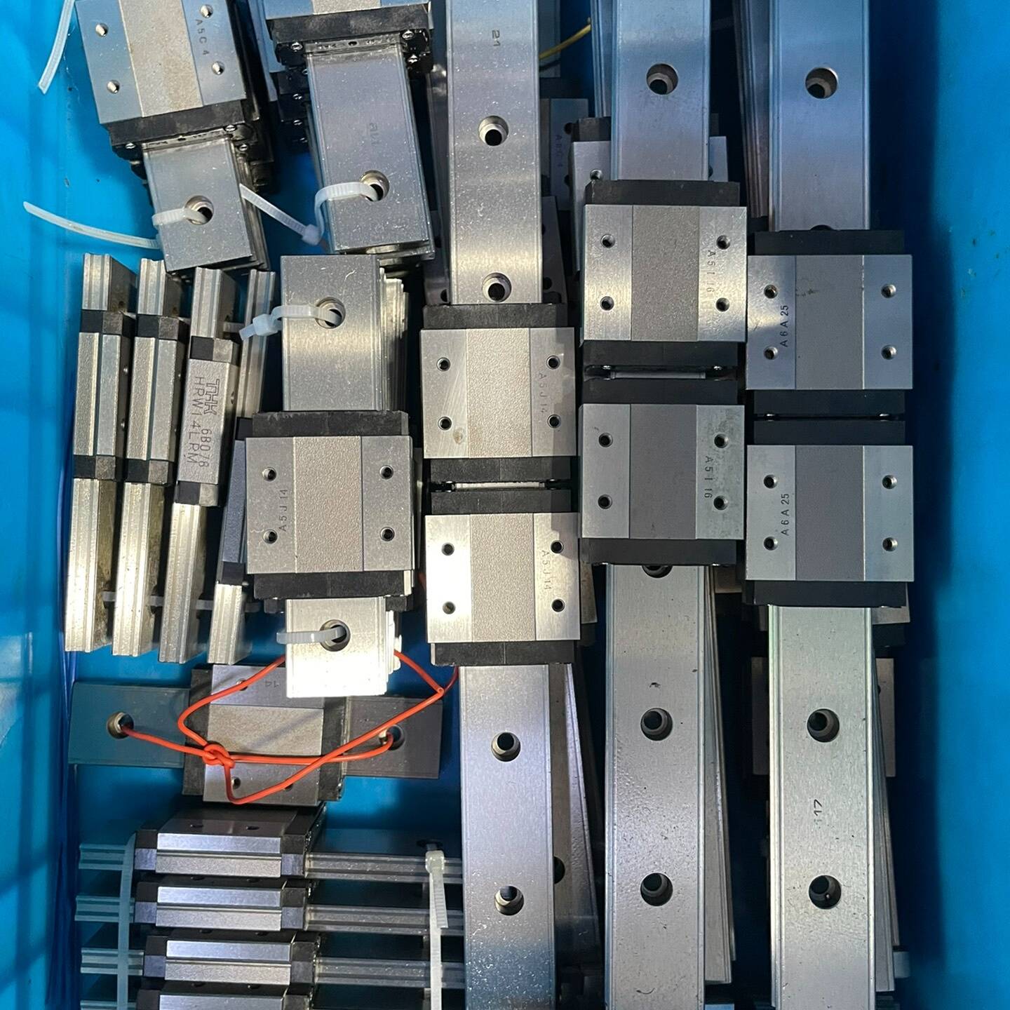 HRW14LRM导轨滑块,有110和300毫议价 维修!!!