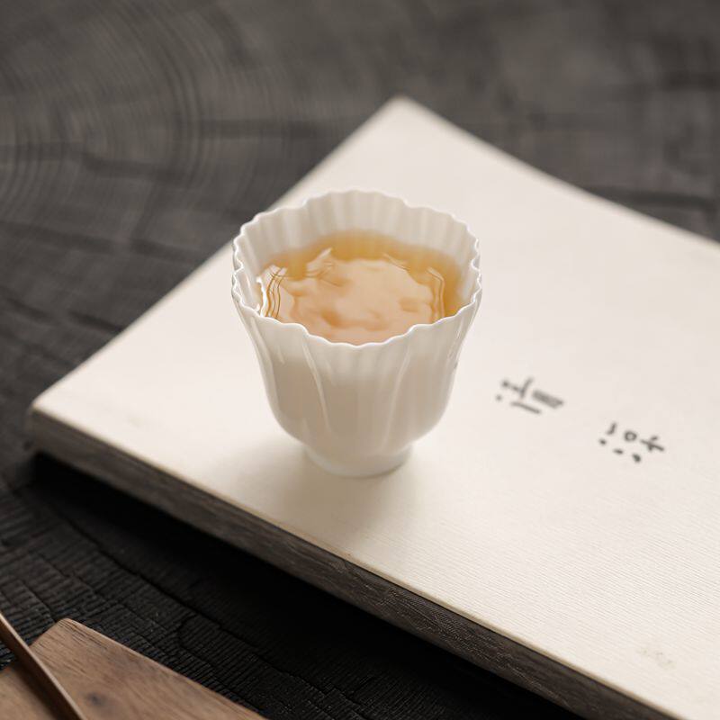甜白玉瓷茶杯德化白瓷花口杯家用茶杯