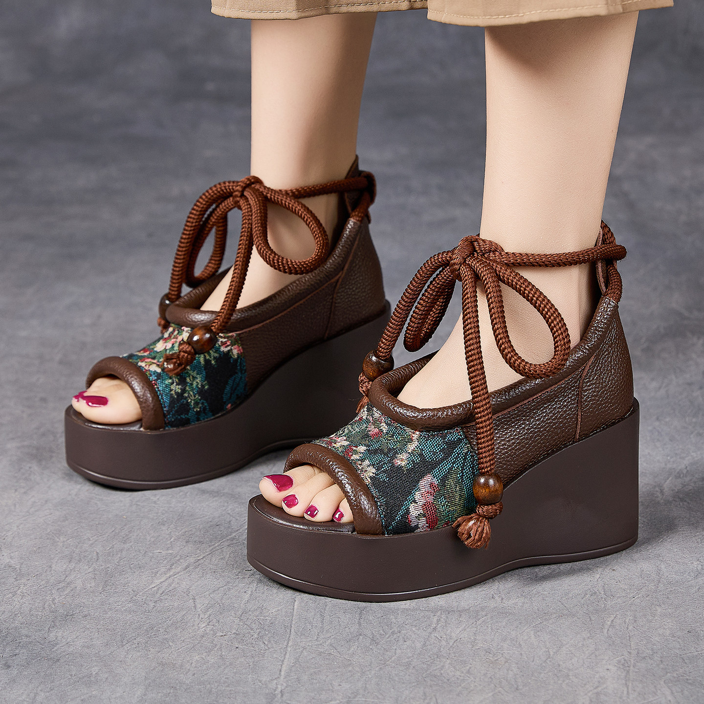 民族风真皮罗马凉鞋女2026春夏季新款厚底坡跟绑带露趾鞋绣花凉鞋