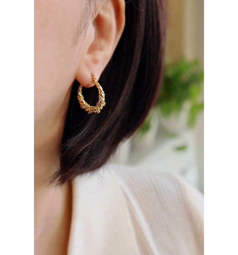 麻花缠绕环形镶锆石耳环