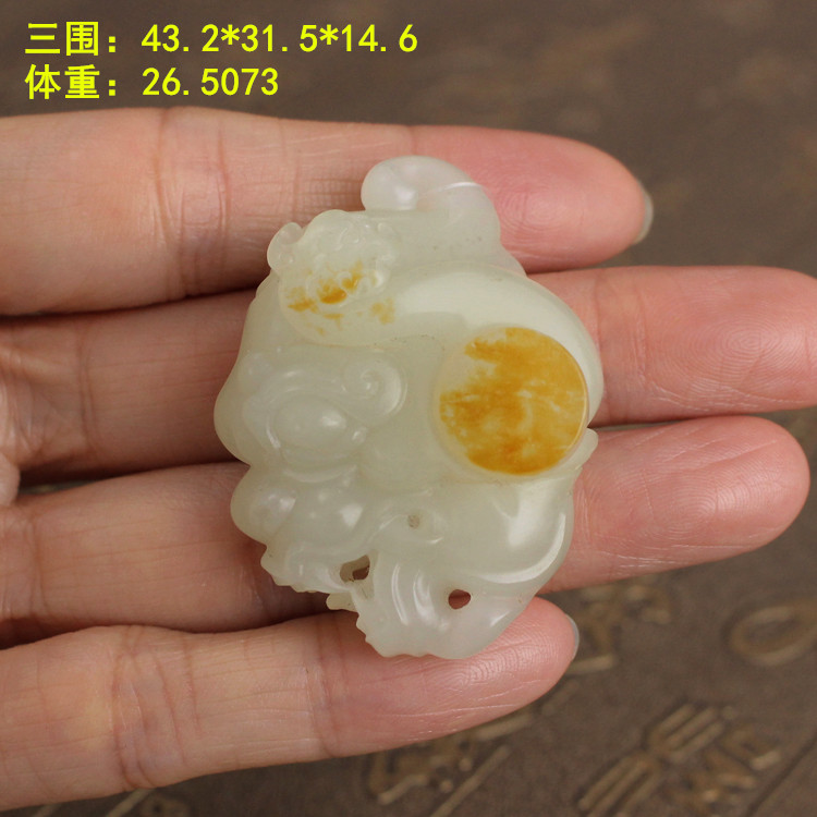 和田玉金皮白玉籽料瑞兽头挂件