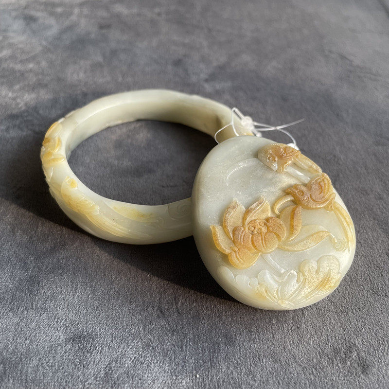 买挂件送手镯！57.7黄沁皮老熟白玉籽料手镯套装朕®开仓新疆和田