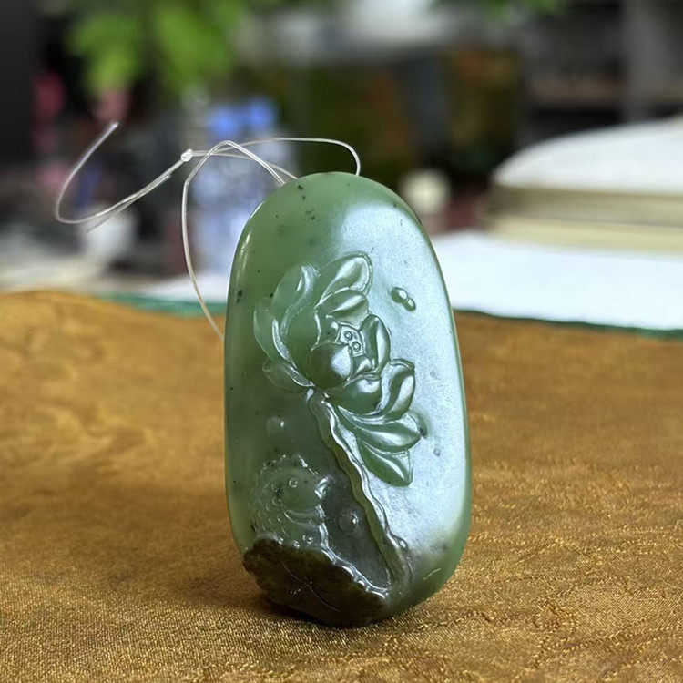 N翠阳绿黑沁皮碧玉籽料连年有余莲花鱼挂件有原皮朕&reg;开仓和田玉