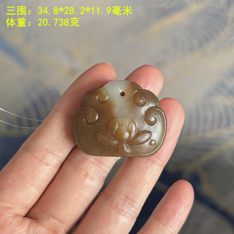 糖玉籽料荷花长命锁挂件