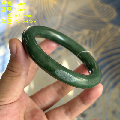 辣绿色碧玉籽料手镯和田玉籽料