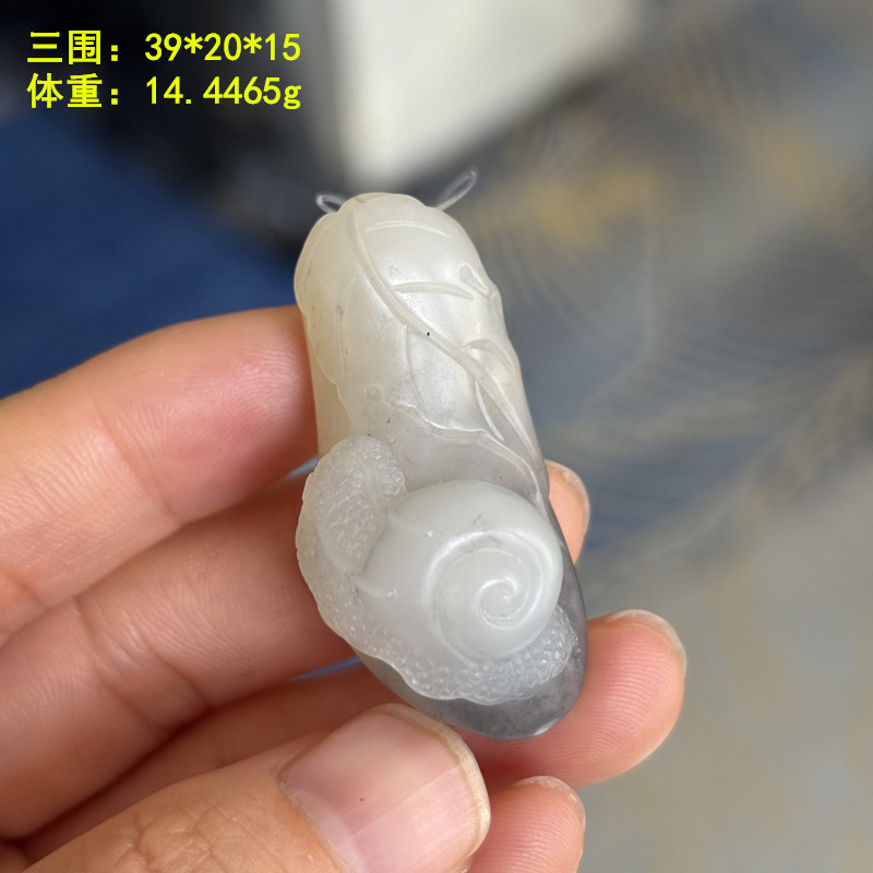寓意安居乐业的青花籽料挂件