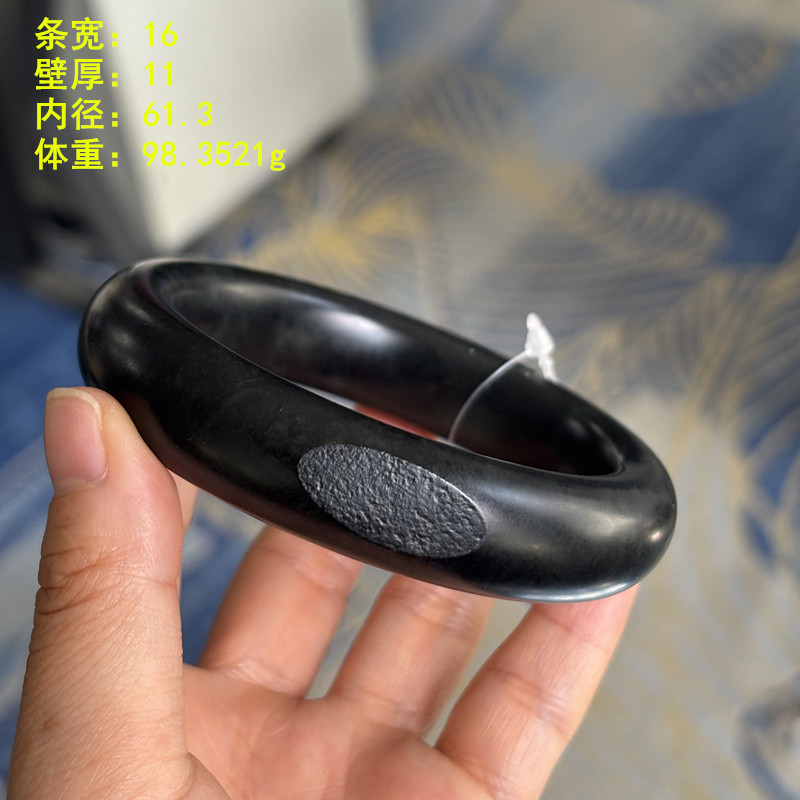 美黑的墨玉籽料手镯有原皮