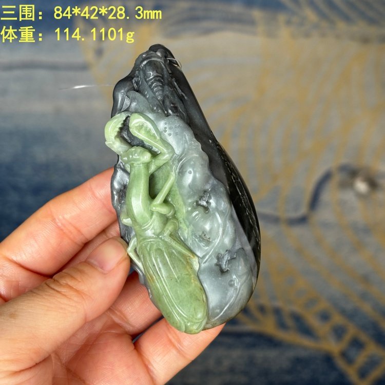 罕见带翠三色螳螂捕蝉青花把件