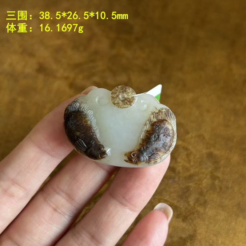 黑皮白玉籽料双鱼小锁挂件