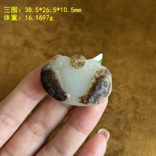 黑皮白玉籽料双鱼小锁挂件