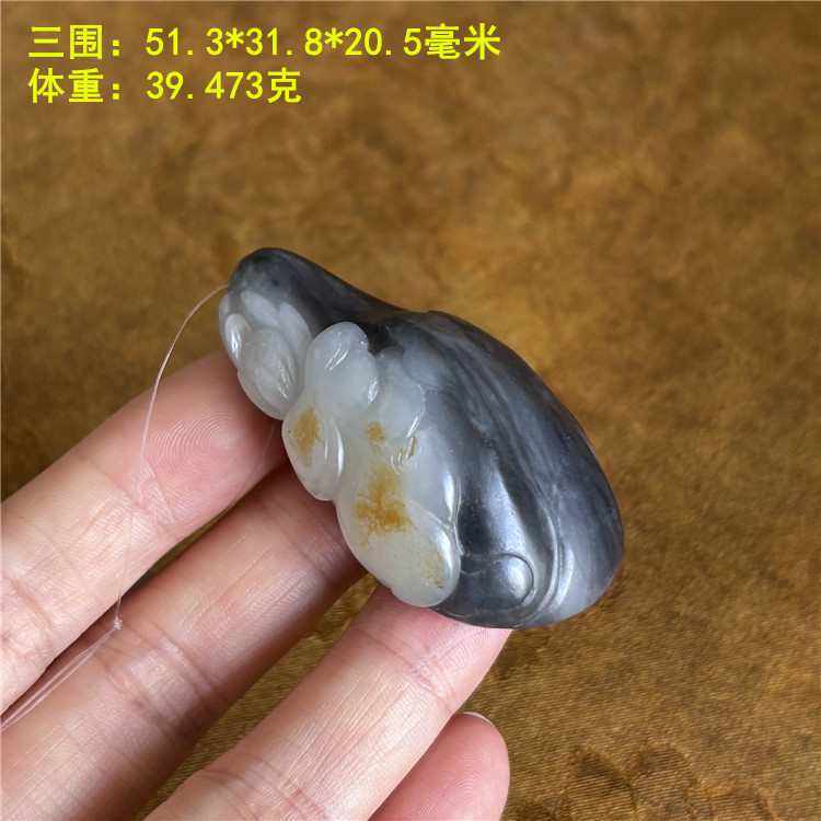 高密度三色分明墨玉籽料兔子挂件