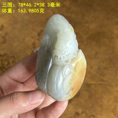 和田玉青花籽料龙形把件