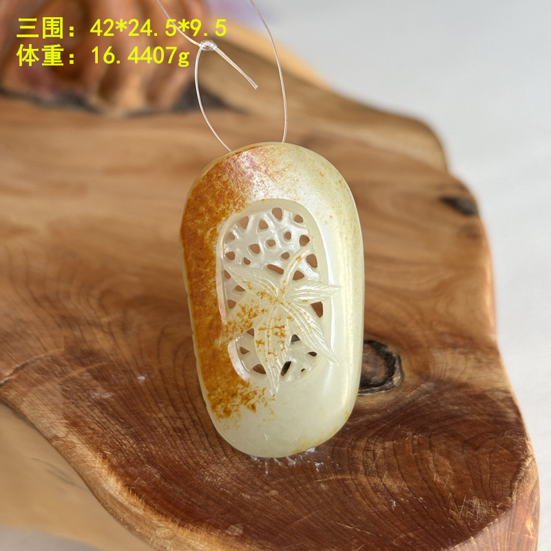 老熟黄沁皮白玉籽料挂件